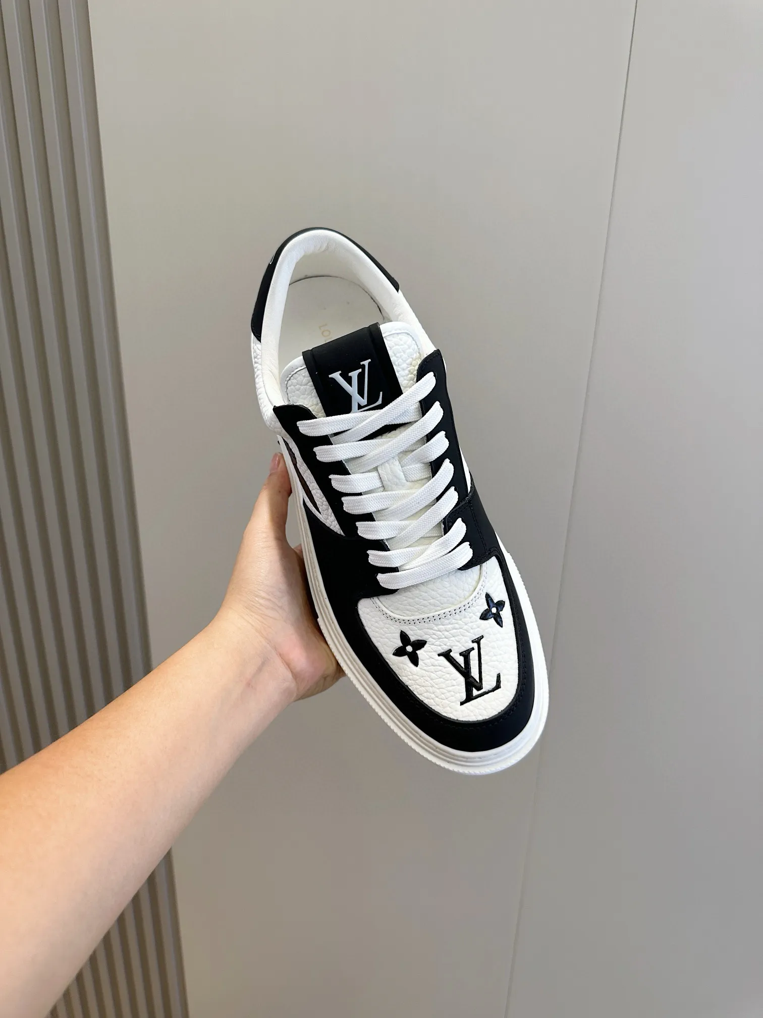 Factory price: 438💰LV full cowhide color-printed men's sneakers. This Ollie lace-up sneaker is made of floral embossed fabric, continuing the inspiration of the season's ready-to-wear collection. The laces are used to set off the gorgeous design, monogram flowers are embellished with transparent rubber outsole, and the brand logo is written on the back. Cowhide upper, cowhide lining, TPU outsole Size: 39-44 (customized at 38.45)